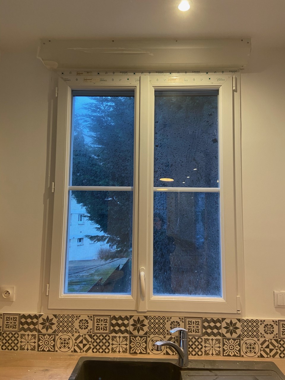 Pose de porte-fenêtre dans une cuisine - Atelier Muller